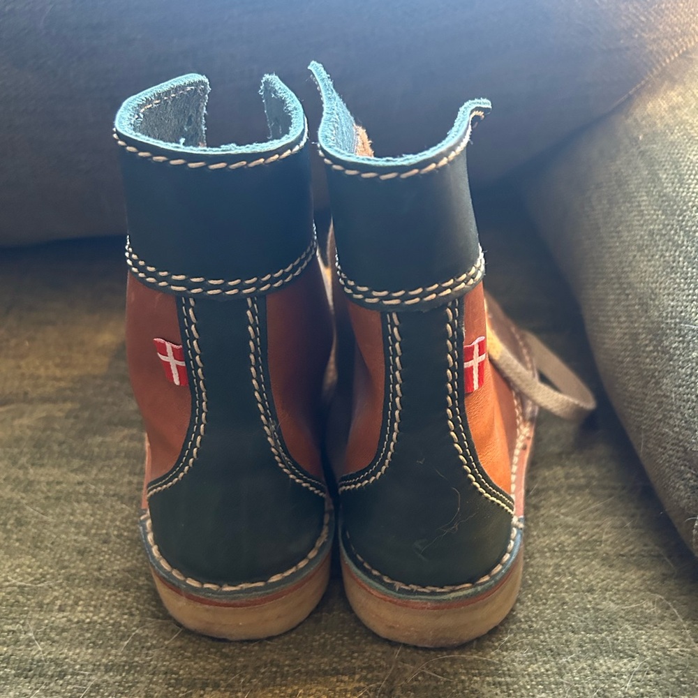 Size 37 Duckfeet Tri color boots